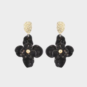Gouden oorbellen met donkerbruine resin bloemen en geborstelde stekers 6 cm