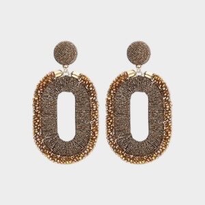 Gouden oorbellen met bruin glitterdraad en bruine glaskraaltjes aan ronde oorstekers lengte 8,5 cm