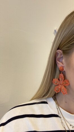 Oorbellen bloem kraal beige