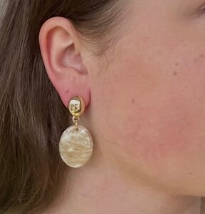 Oorbellen ovaal resin fuchsia