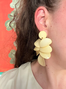 Oorbellen bladeren resin geel