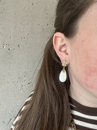 Oorbellen bloem druppel beige